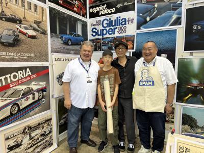 En compagnie d'un jeune nouveau client et de notre ami Yoshi, grand journaliste automobile du magazine Car Grafic (un des plus important magazine auto au monde), propriétaire du salon.