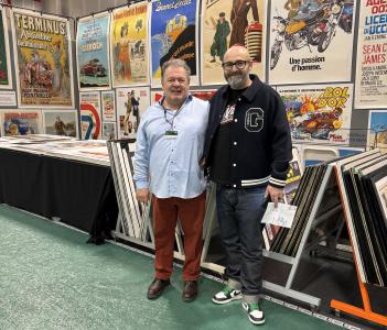 À droite sur la photo, Gerry BLYENBERG présenateur de l'émission Wheeler Dealers France sur la chaîne RMC Découverte durant le salon Rétromobile 2024.